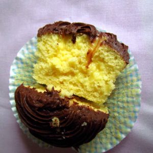 cupcakes cut in half and filled with pudding and chocolate frosting