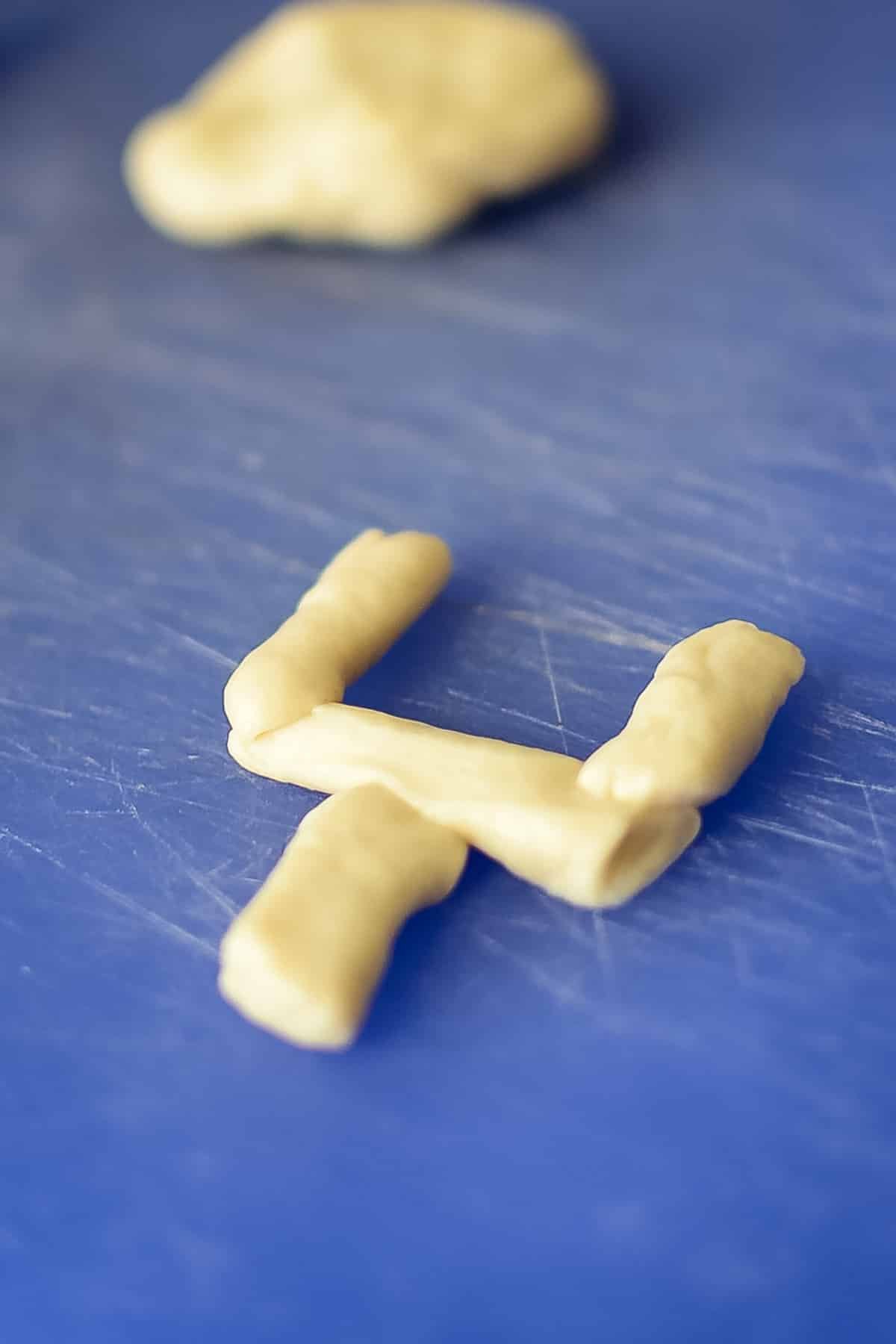 pizza crust shaped like an end post