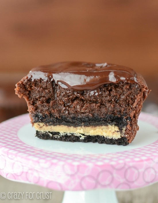 mini mud pie cupcake with peanut butter oreo crust on pink mini cake plate