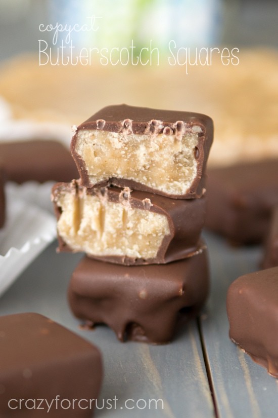 Pilha de meio comido caramelo quadrados em branco tigela com o título