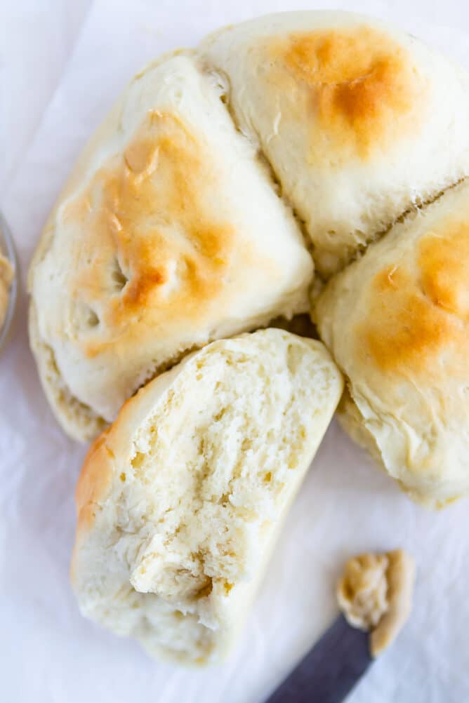 overhead shot of 4 dinner rolls