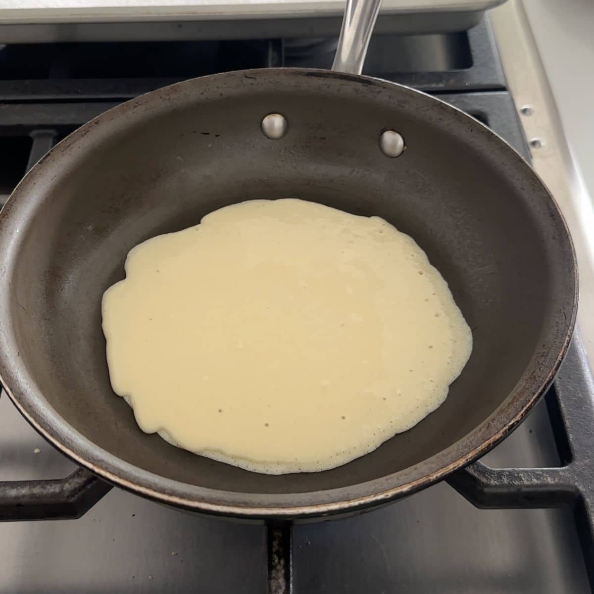 Rouleaux de tarte au sucre et à la cannelle - Fous de croûte 14 La crêpe est cuite dans une poêle antiadhésive sur la cuisinière et la pâte commence à prendre sur les bords, parfait pour faire de délicieux rouleaux de crêpes.