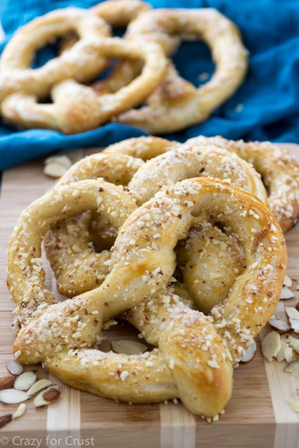 Almond Crunch Soft Pretzels - homemade soft pretzels with almond crunch topping, just liken the mall!