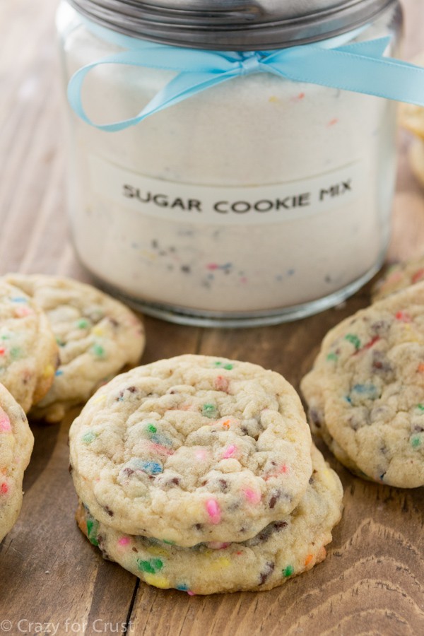 Homemade Sugar Cookie Mix is the perfect DIY gift! And it makes soft and yummy cookies!
