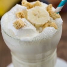 banana cream pie milkshake in milkshake glass