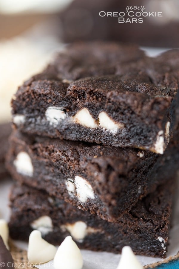 Easy Gooey Oreo Cookie Bars - these bars are amazing! Homemade Oreo cookie bars filled with gooey white chocolate!