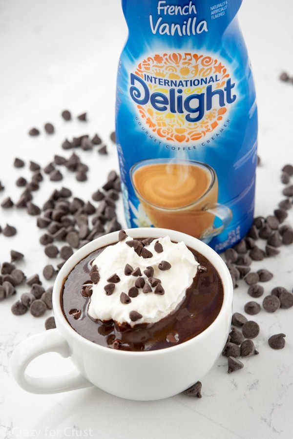 Receita de Chocolate Fácil de Beber - o melhor chocolate quente! Feito com o International Delight Coffee Creamer.