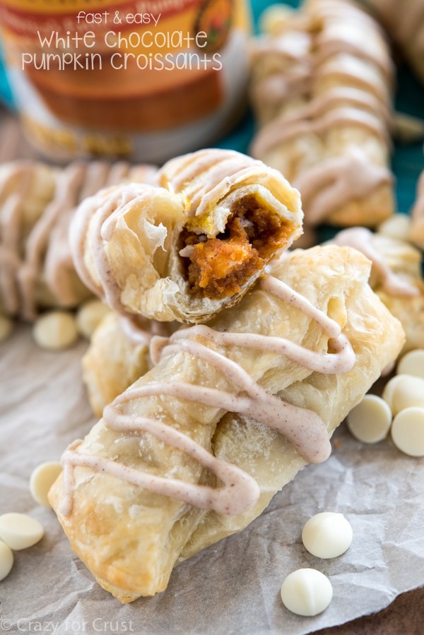 Easy White Chocolate Pumpkin Croissants - such an easy recipe for breakfast!