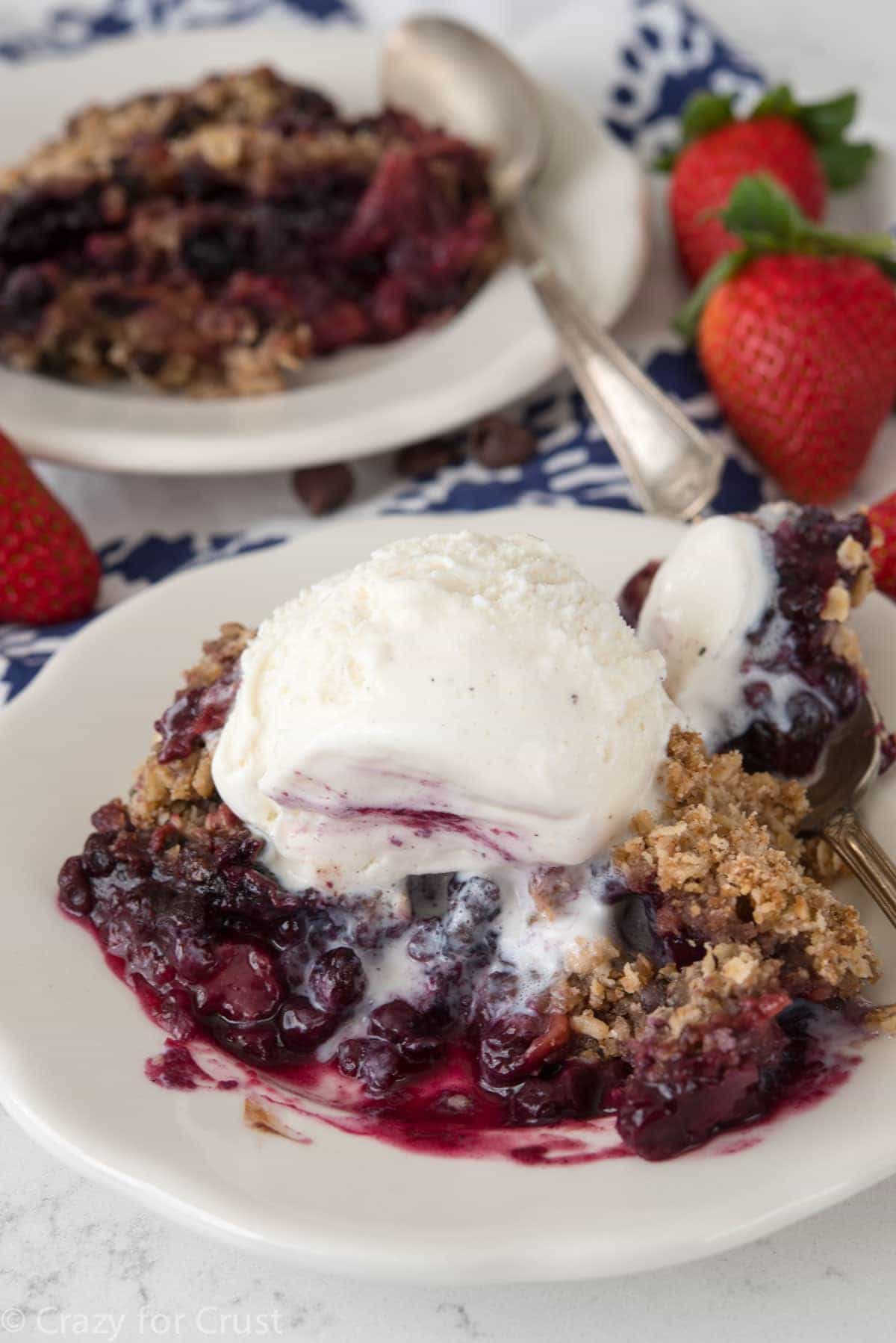 EASY Crockpot Berry Crumble Recipe