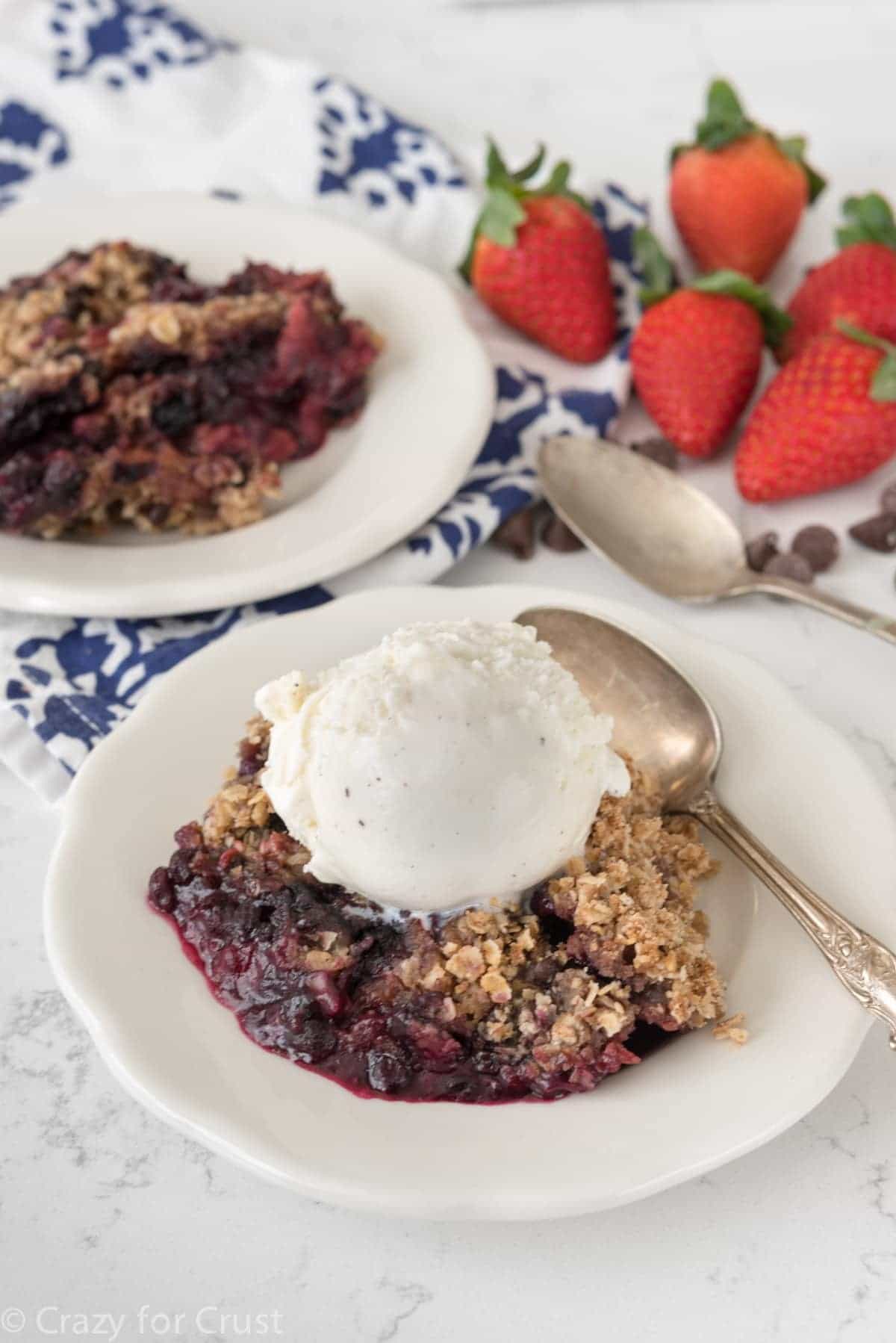 Slow Cooker Berry Crumble - this EASY recipe makes crumble in a crockpot! 