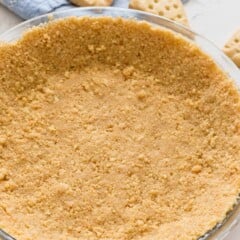 Perfekte Shortbread-Kruste in einer durchsichtigen Kuchenform