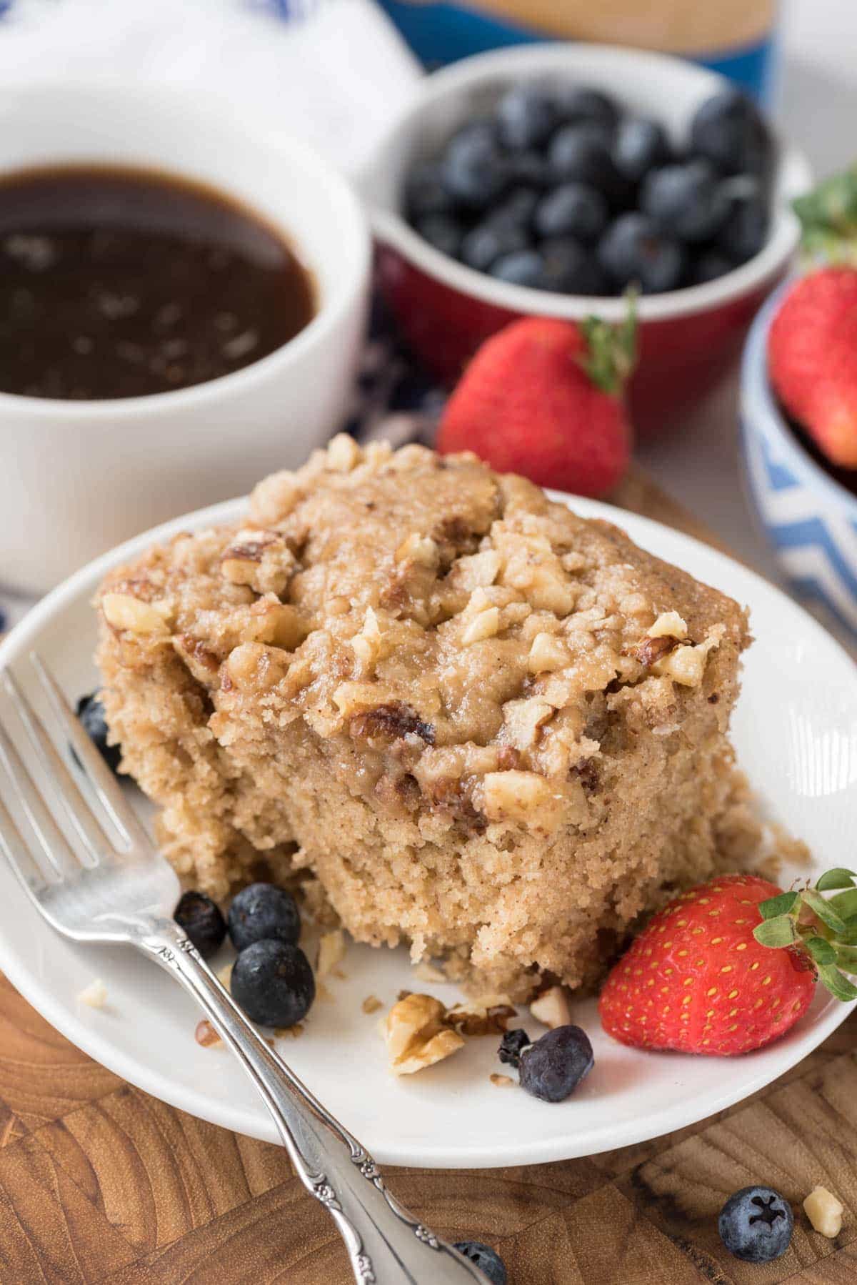 Slow Cooker Coffee Cake - this easy coffee cake is totally happening for Easter or Mother's Day brunch!