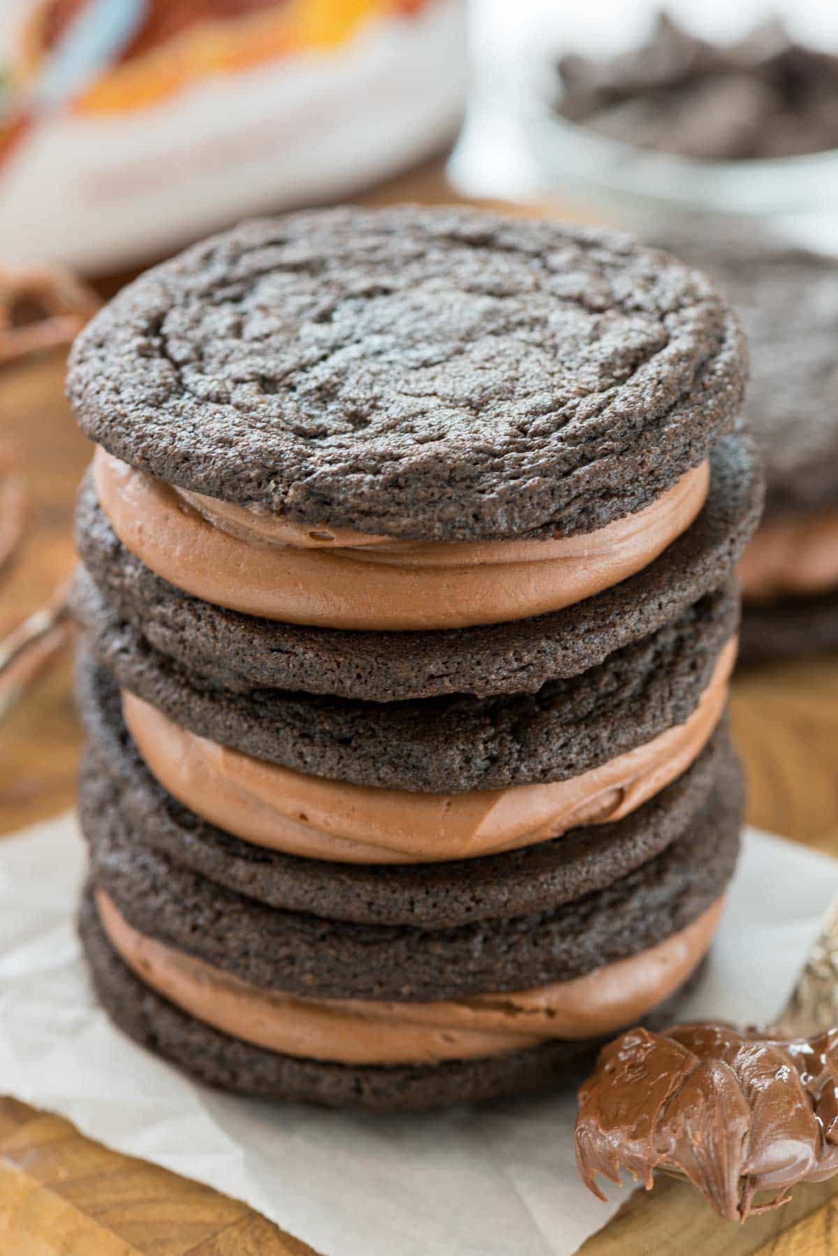 Homemade Nutella Oreos - this easy cookie recipe tastes JUST like an Oreo! Filled with the BEST Nutella frosting recipe, the cookie sandwiches are the BEST ever!