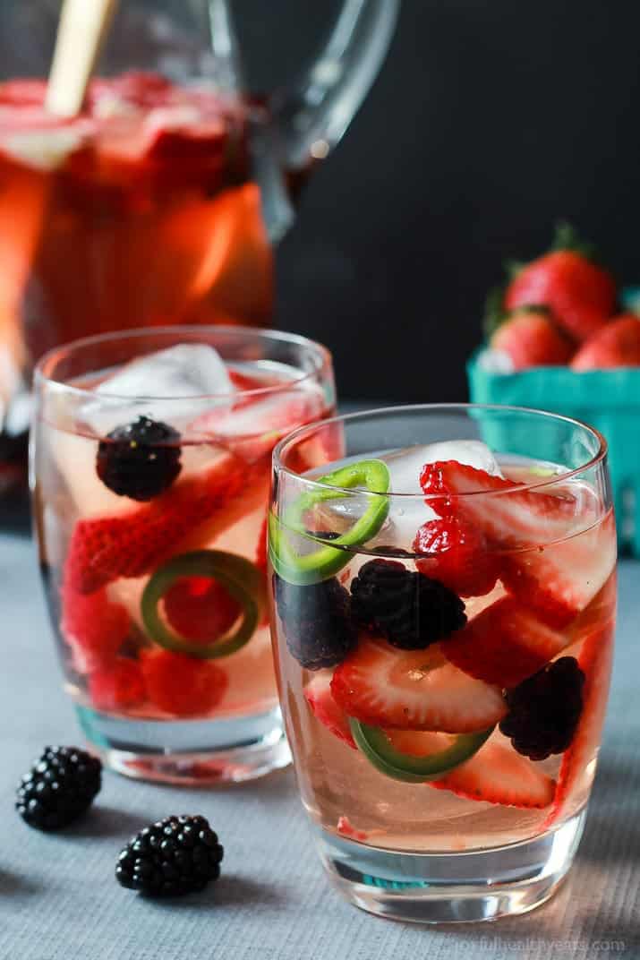 Skinny white sangria recipe When you mix a drink there are two things that contribute to the calories in the drink; 1) the alcohol and 2) the mixers. Since you cannot eliminate the alcohol (well you could but that would be no fun) you need to control the calories with the mixers that you use. In this case we are going to eliminate the simple syrup to make our skinny.