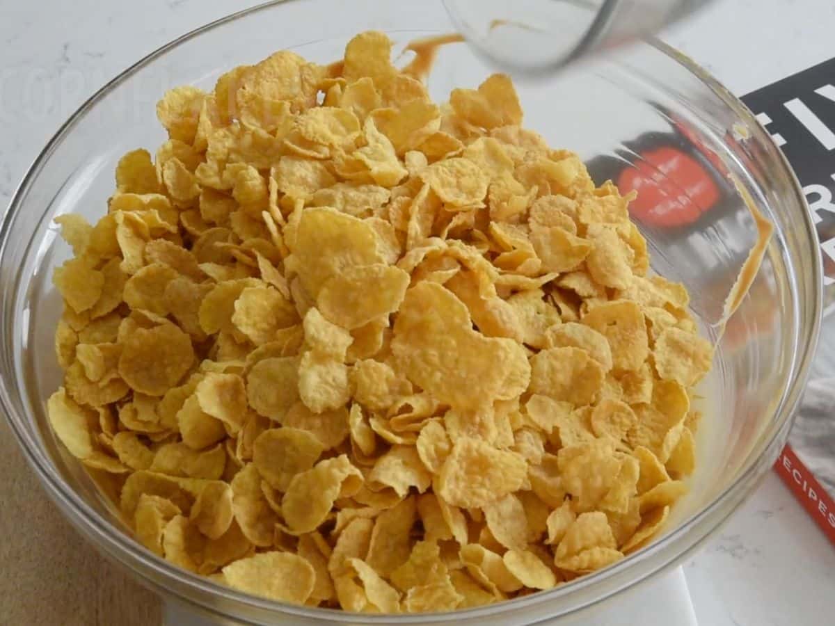 cornflakes in glass bowl.