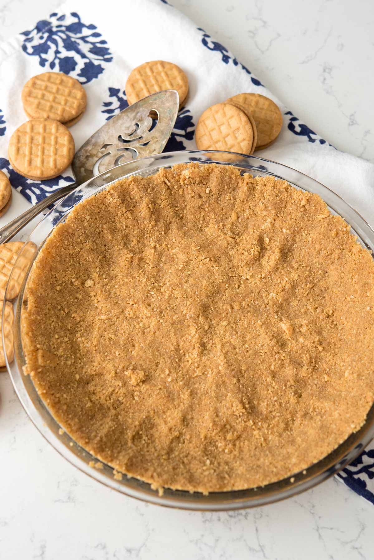 Easy No-Bake Peanut Butter Cookie Crust - this crust recipe is PERFECT for any no-bake pie! 