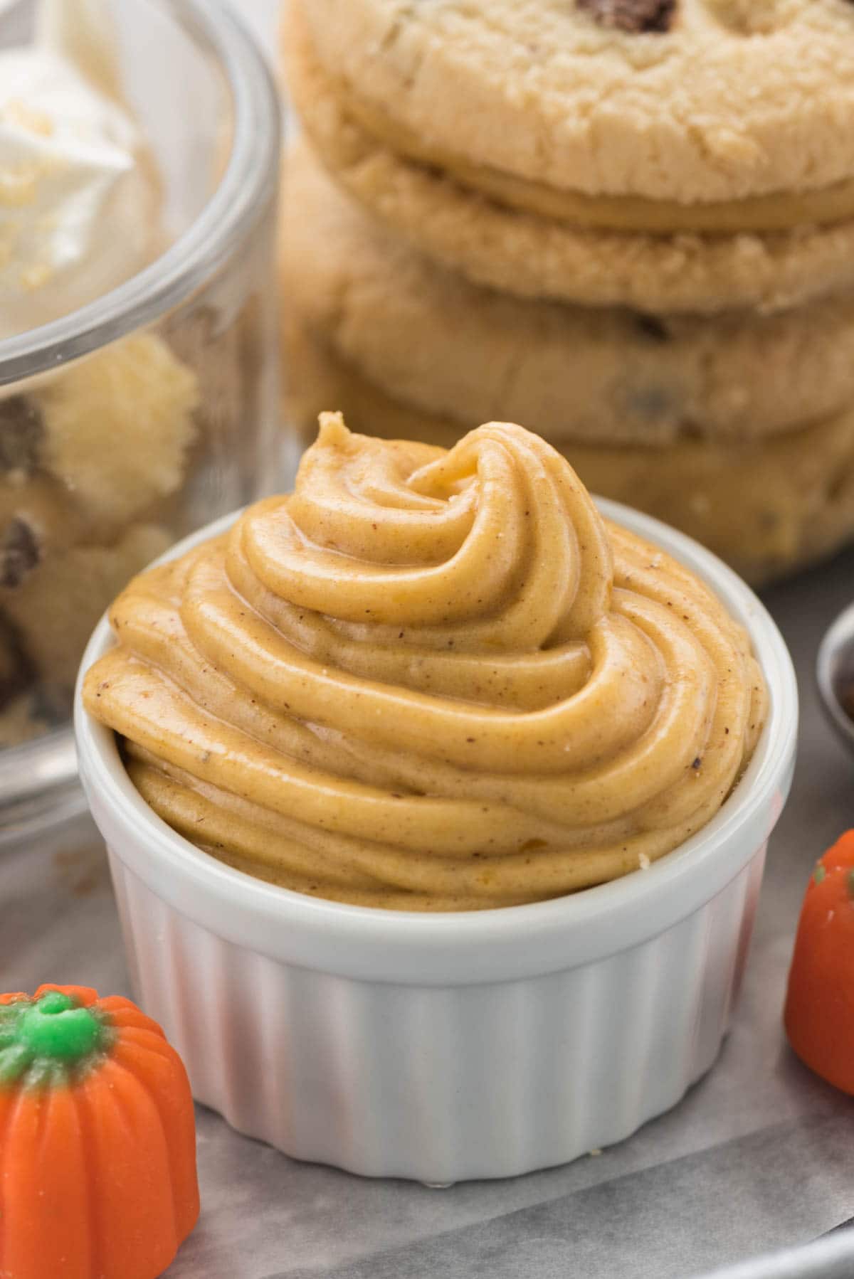 Pumpkin Spice Cream Cheese Frosting - this easy cream cheese frosting recipe is full of pumpkin and spice!
