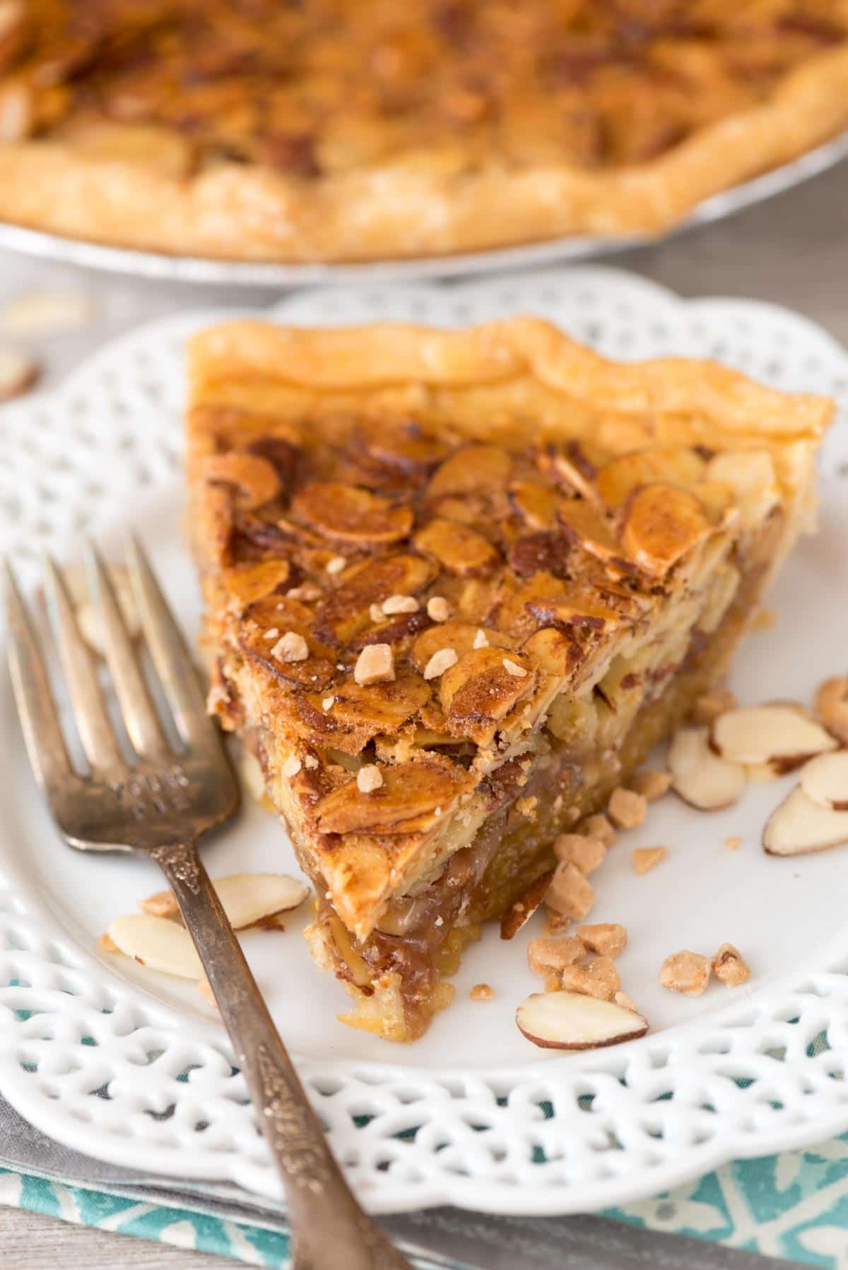 EASY Toffee Almond Pie - this pie recipe is like a pecan pie but with almonds and toffee instead! 