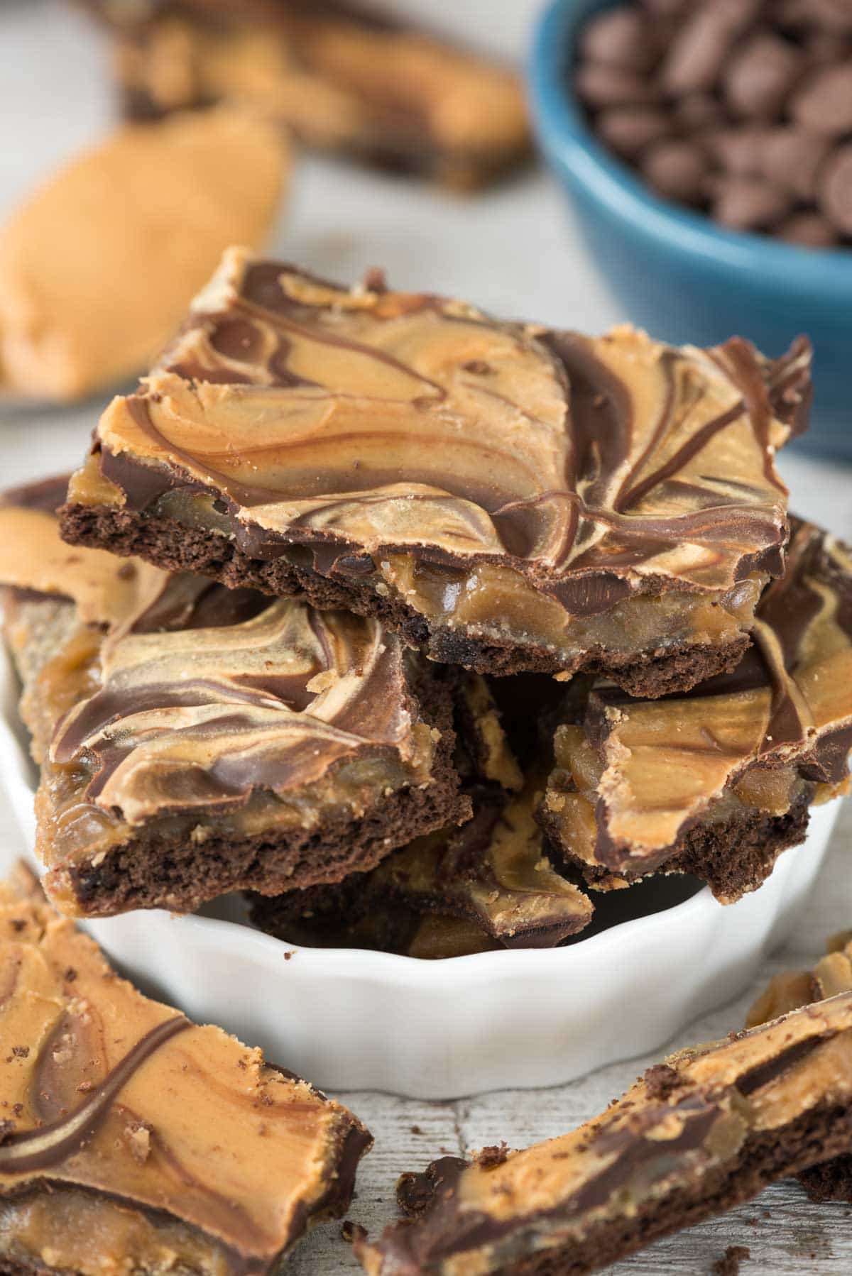 EASY Peanut Butter Chocolate Toffee Crack Bark - this is such an easy candy recipe! Toffee on top of chocolate graham crackers with chocolate chips and peanut butter.