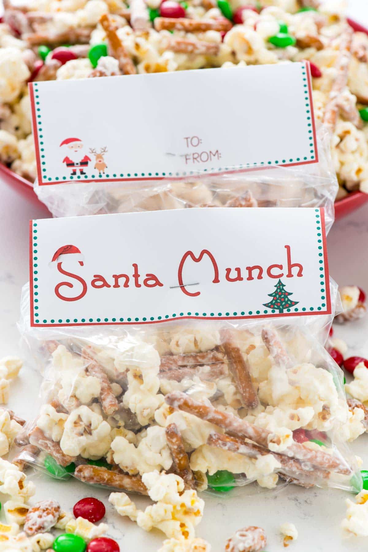 Santa Munch Popcorn Snack Mix - this easy 5 ingredient snack is great for parties or goody bags! Make them easy with the free printable tags.