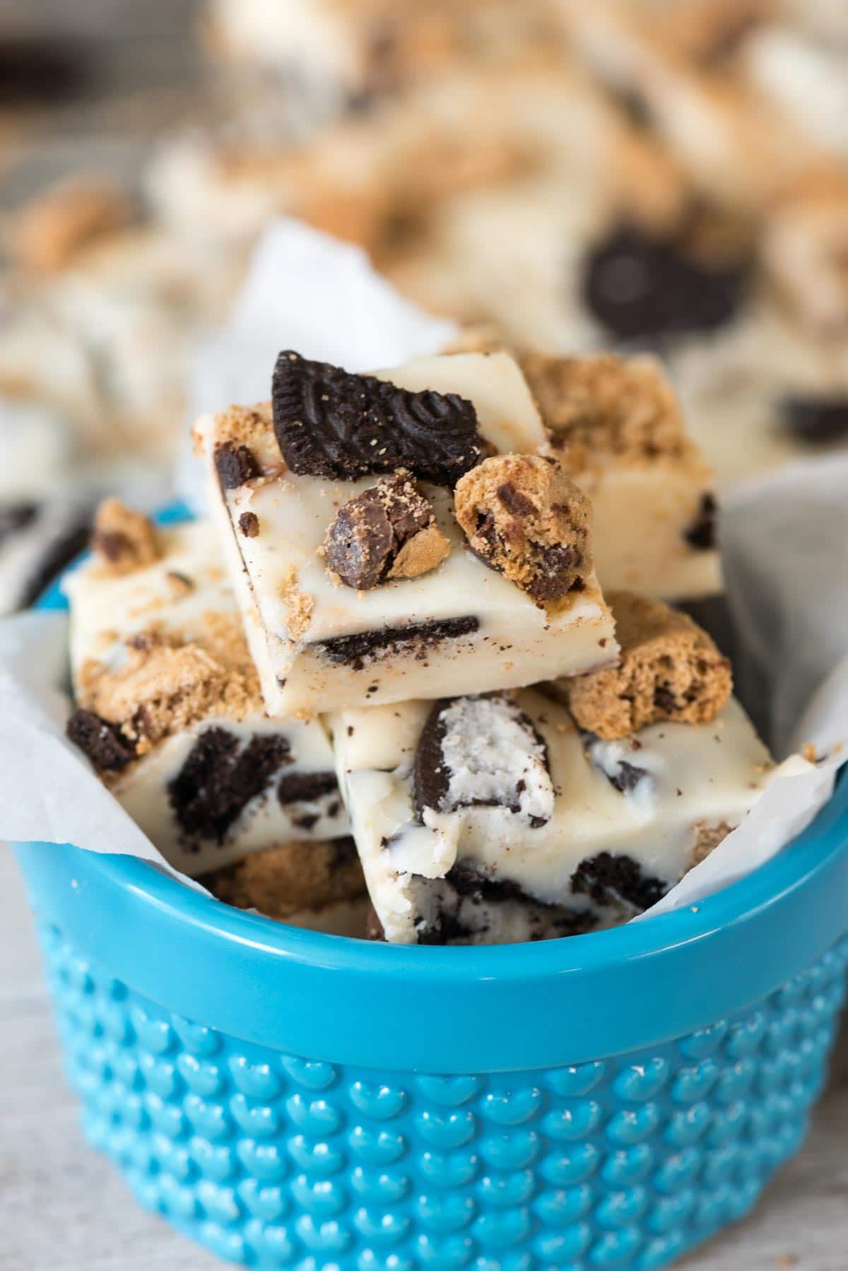 5 Minute Milk & Cookies White Chocolate Fudge - this easy fudge recipe has just 6 ingredients! It's the perfect fudge!