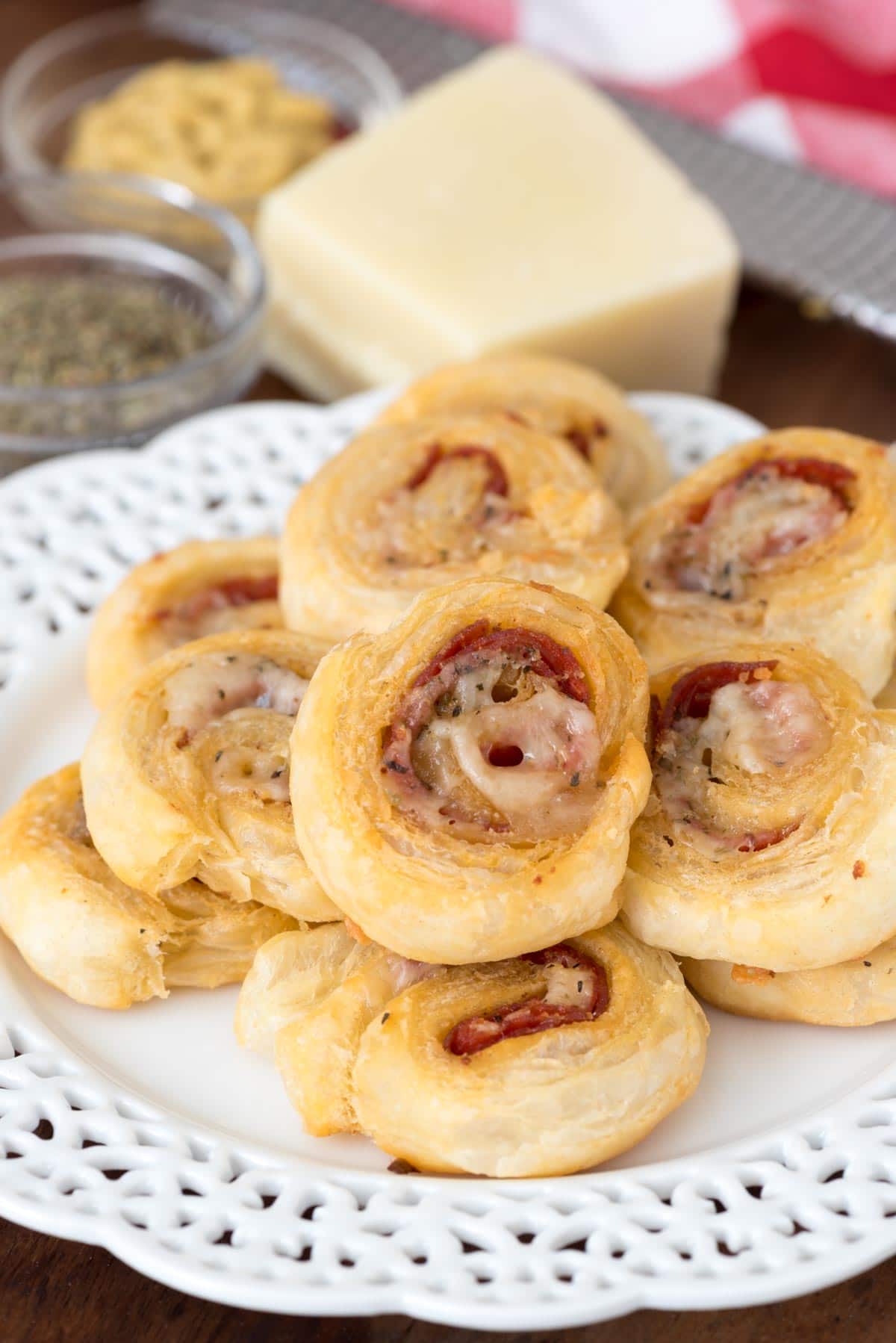 Easy Cheesy Pepperoni Pinwheels - this easy appetizer recipe tastes like mini pizza rolls! 