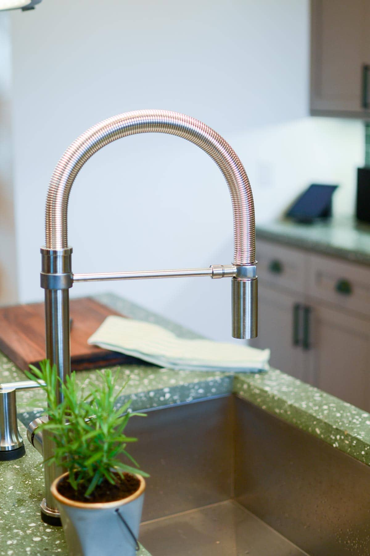 7 Tips for decorating a GREEN kitchen: a stainless touch faced makes cooking a breeze.