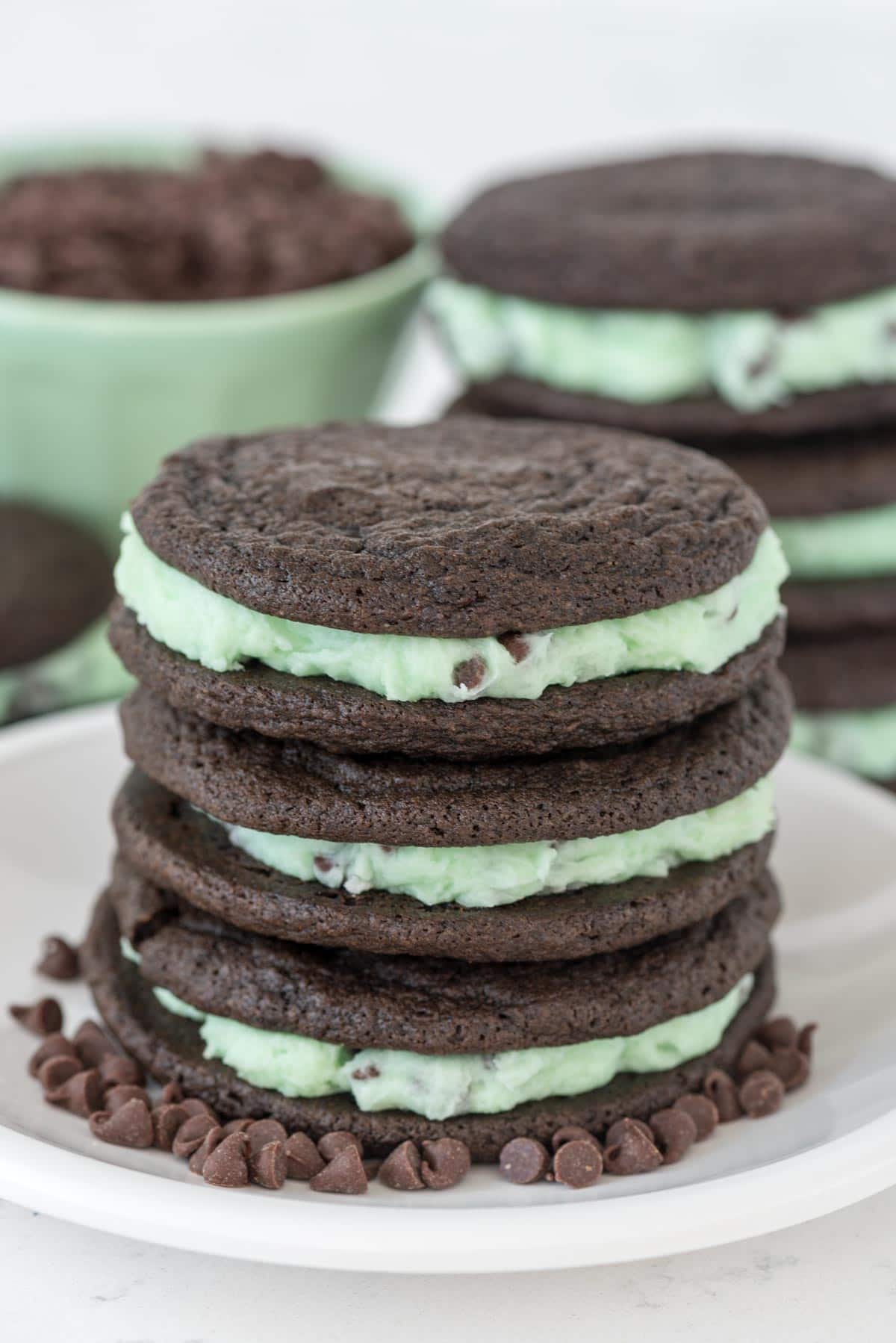Mint Chip Oreos - this EASY homemade Oreo recipe is soft batch and filled with mint chip filling! Mint lovers will LOVE this cookie recipe.