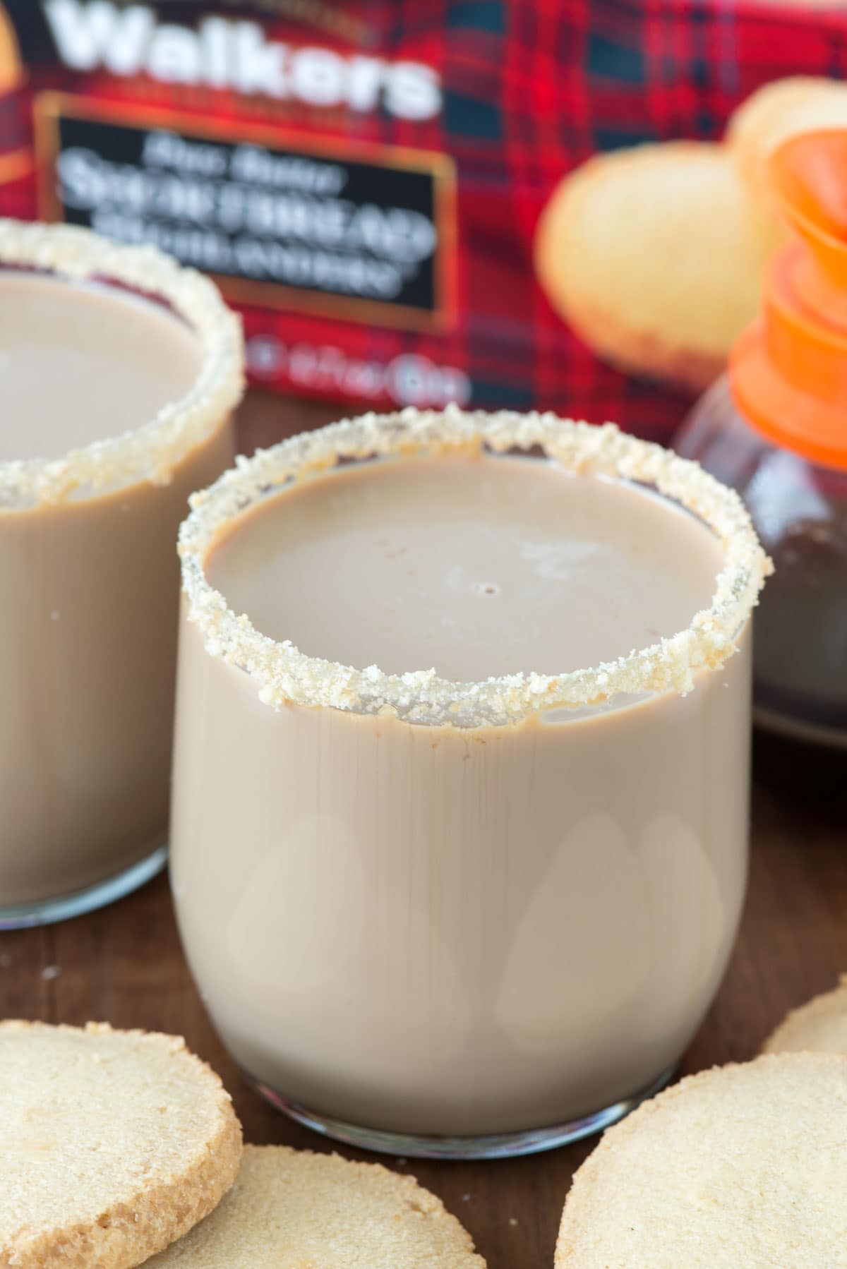 Irish Cream Pie Cocktail - this easy drink recipe combines Baileys, coffee, vodka, and milk and tastes like an Irish Cream Pie...with a shortbread cookie rim!