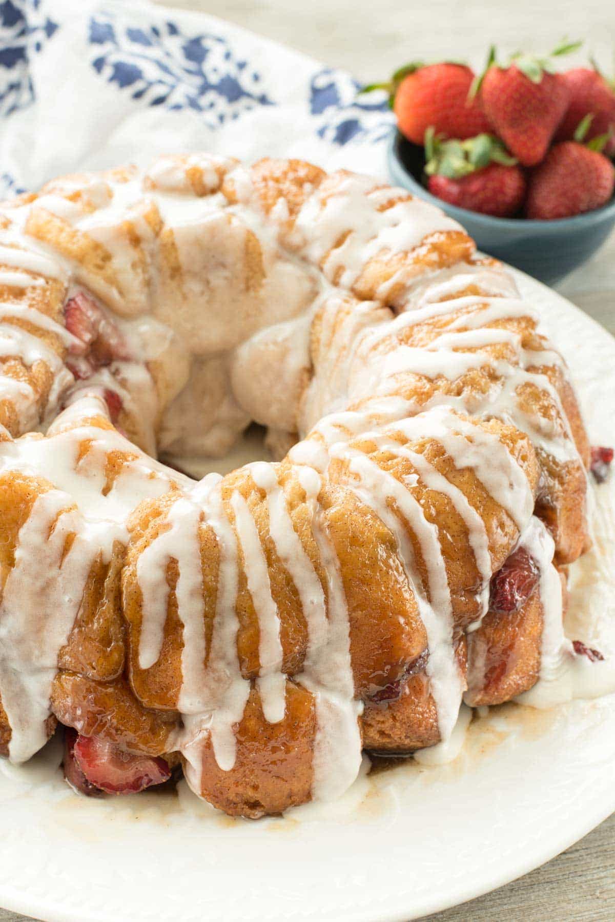 EASY Strawberry Monkey Bread with a sweet creamy glaze - this simple brunch recipe is classic monkey bread filled with fresh strawberries and a sweet glaze on top. We all loved it!