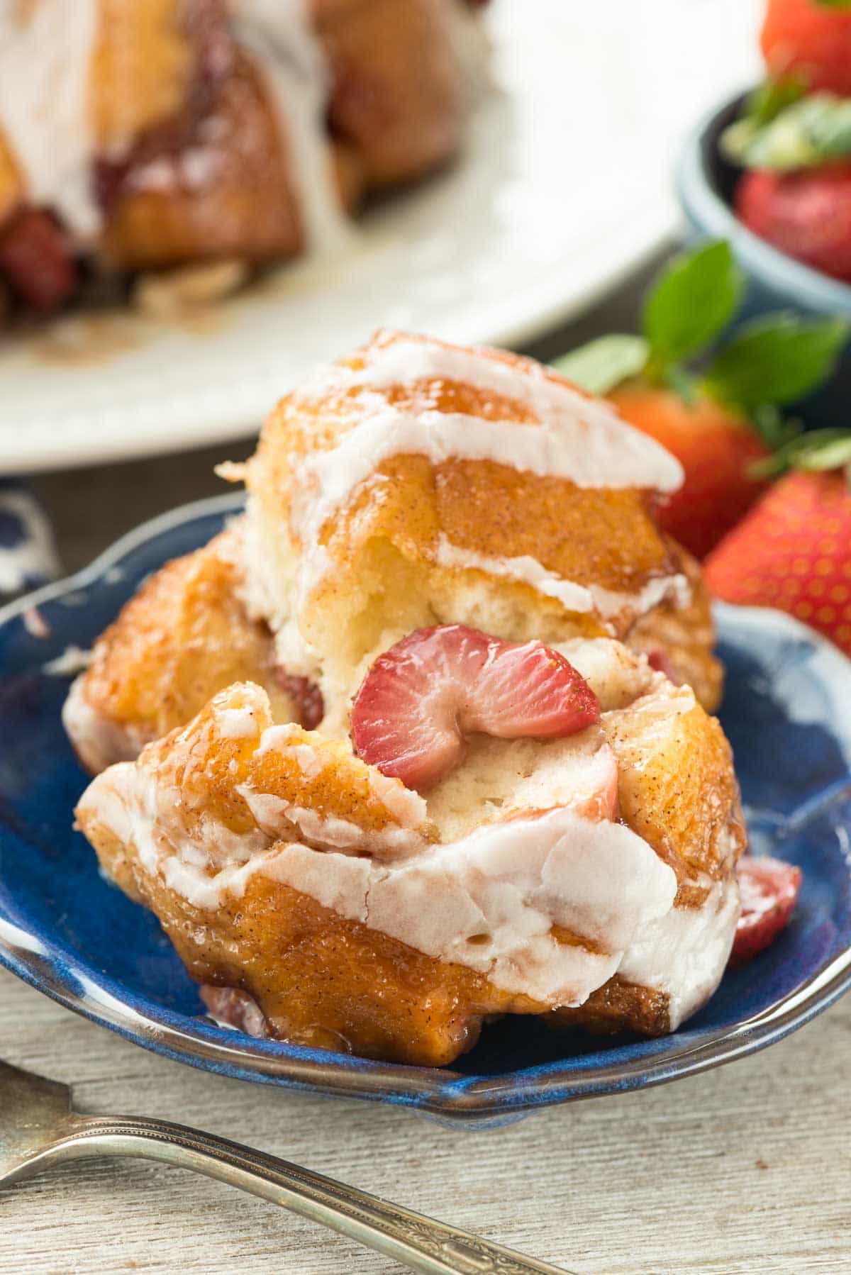 EASY Strawberry Monkey Bread with a sweet creamy glaze - this simple brunch recipe is classic monkey bread filled with fresh strawberries and a sweet glaze on top. We all loved it!