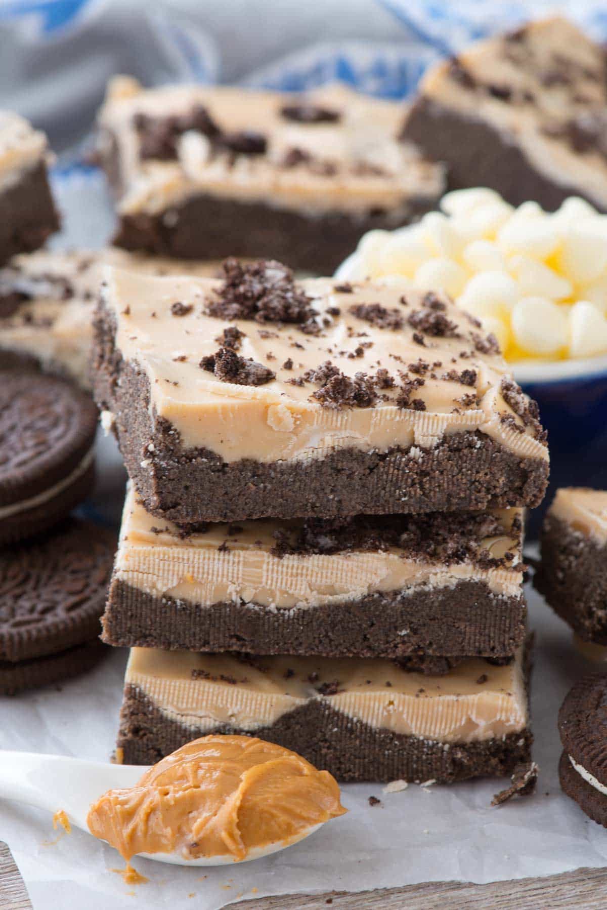 No Bake Oreo Peanut Butter Bars - this easy no bake peanut butter bar recipe uses OREOS instead of crackers! It's chocolate and peanut butter amazingness!