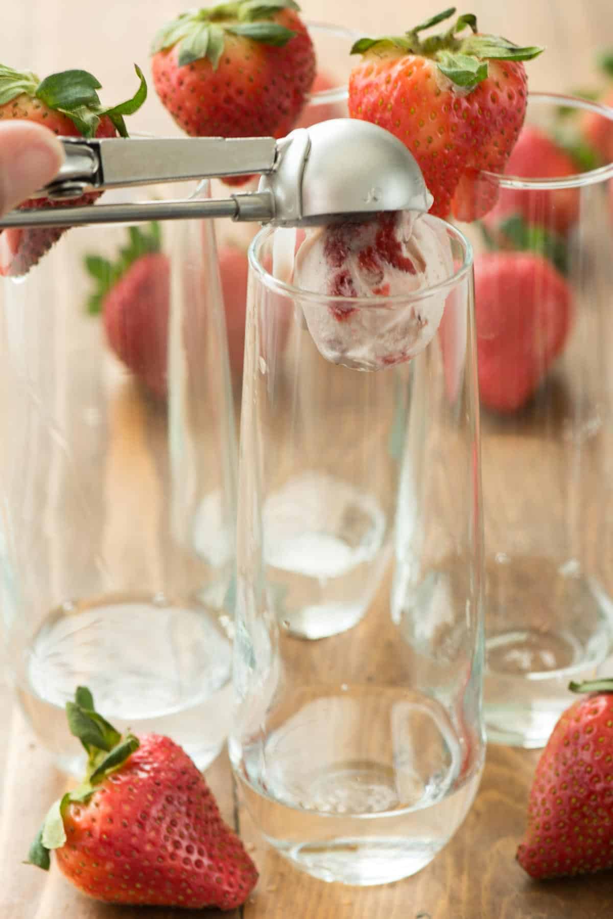 adding ice cream into stemless champagne glasses