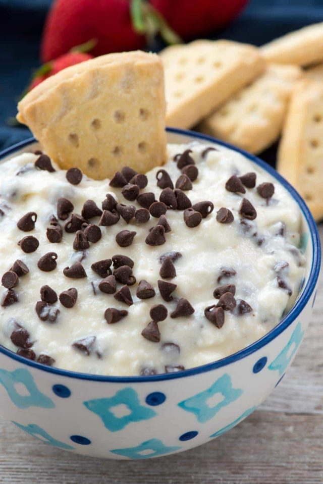 Cannoli Cream Dip avec des chips au chocolat dans un bol de taille moyenne.
