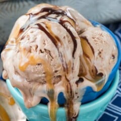 No churn No Churn Chocolate Caramel Ice Cream in a teal bowl