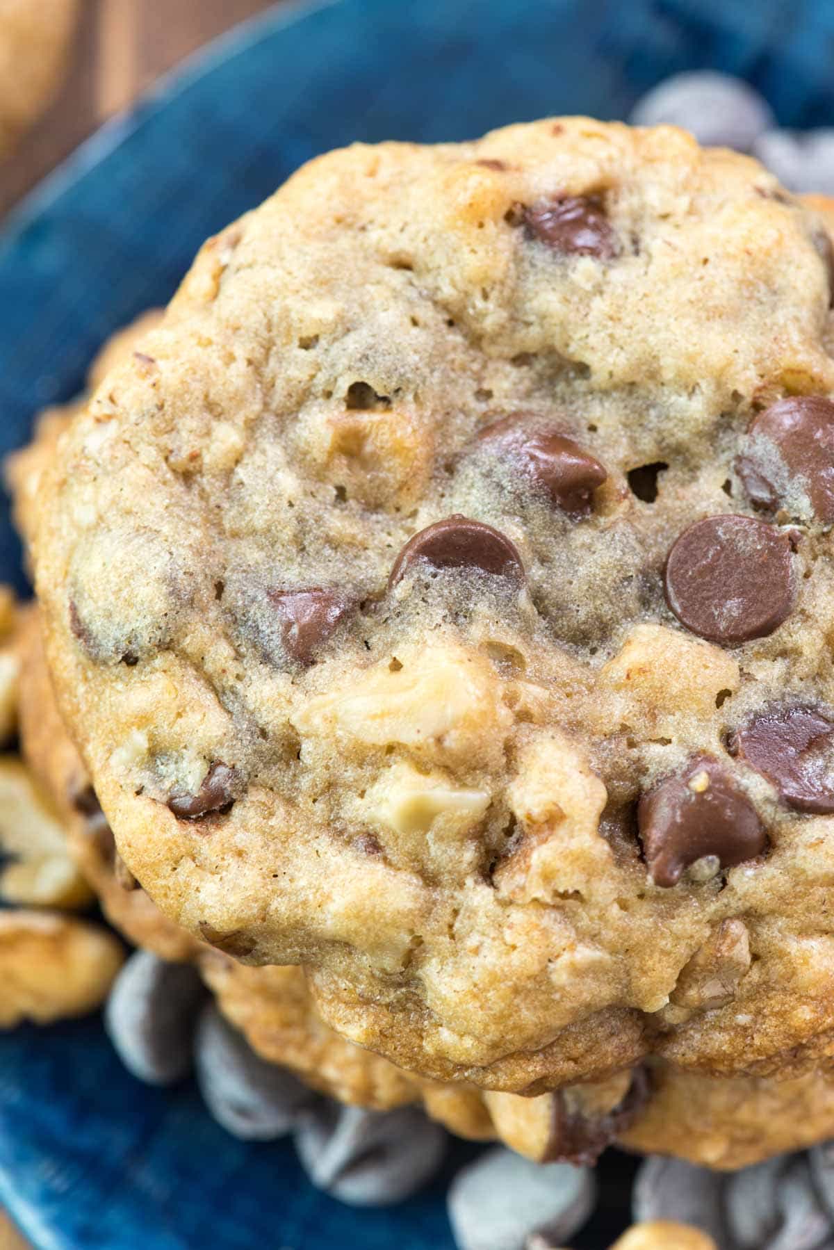 This chocolate chip cookie recipe is even BETTER than the Doubletree Chocolate Chip Cookies!! It's gooey and full of chocolate, oats, and walnuts. Plus, they're HUGE!