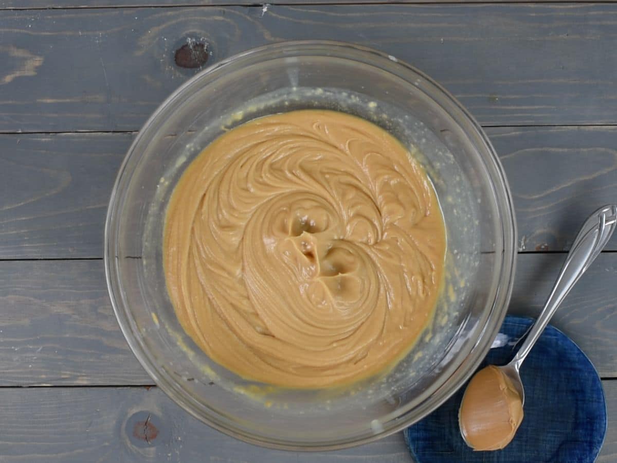 peanut butter pudding mixture in large bowl.