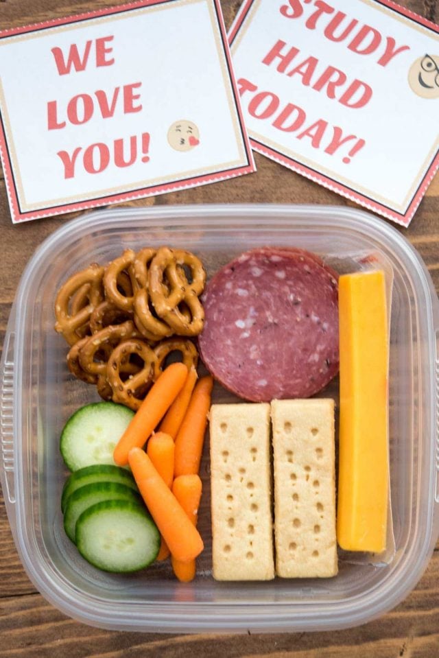 Emoji Lunchbox Notes are the cutest free printable notes ever! Your kids will love them, along with these easy lunch ideas for back to school.