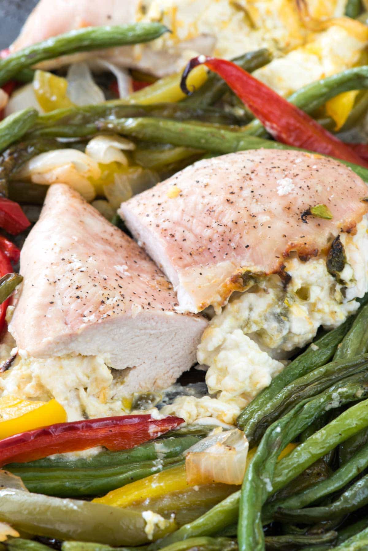 Jalapeño Popper Sheet Pan Chicken breast sliced on green beans