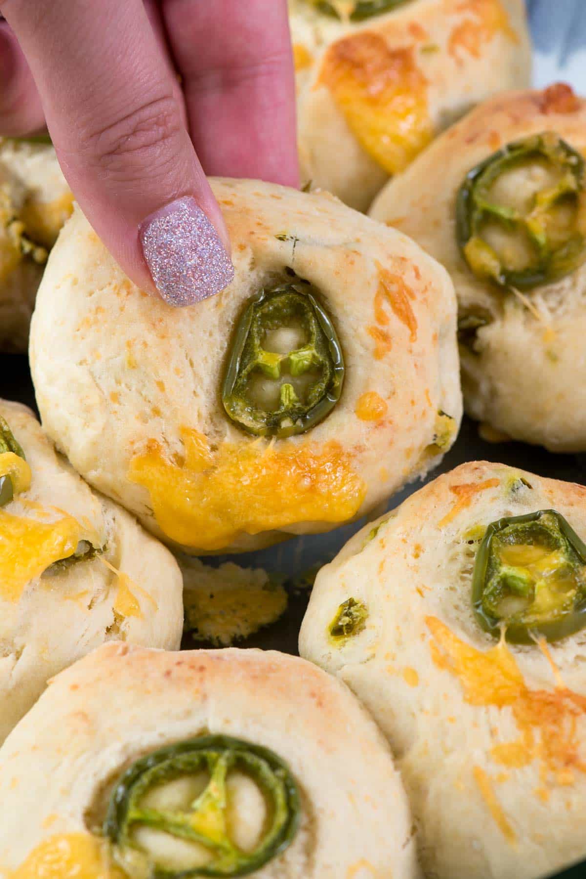 Quick Jalapeño Cheddar Rolls - this easy dinner roll recipe is made in under 45 minutes!