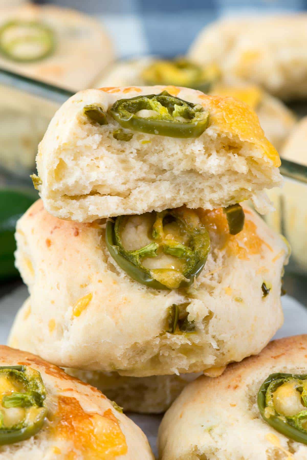 Quick Jalapeño Cheddar Rolls - this easy dinner roll recipe is made in under 45 minutes!