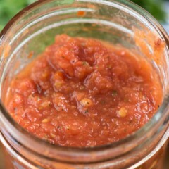 close up of jar of pizza sauce