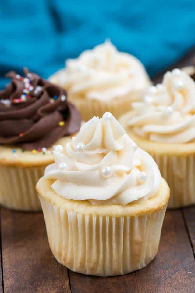 4 vanilla cupcakes