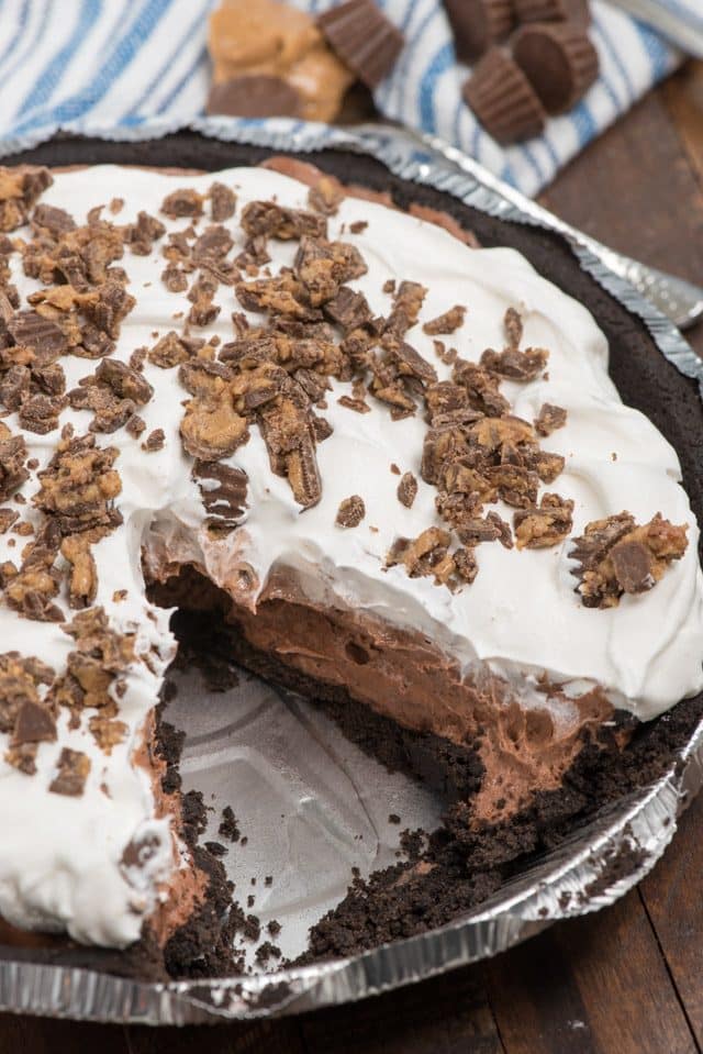 toma aérea de pastel de mantequilla de maní con slice que faltan