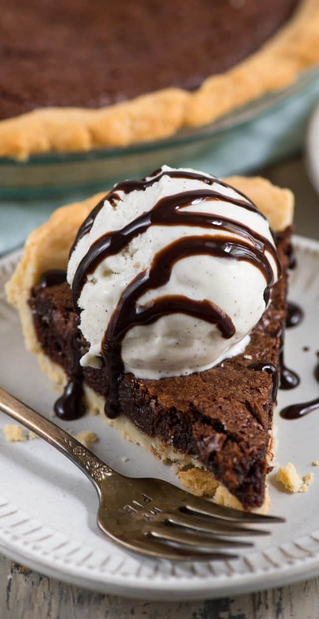 plakje chocolade fudge pie met ijs