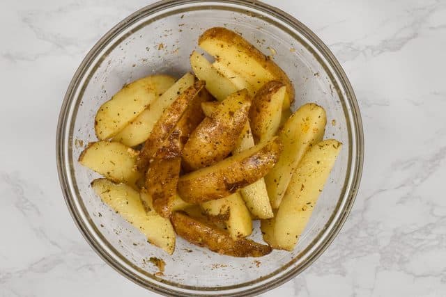 How to season oven roasted potatoes with garlic