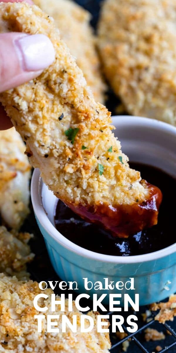 Hand dippt Hähnchentender in Barbecue-Sauce mit Worten auf dem Foto