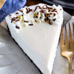 easy no bake cheesecake slice on plate