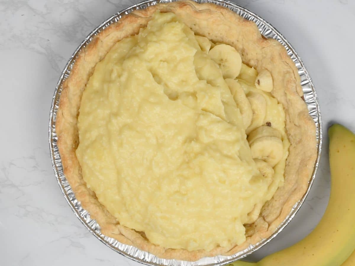 baked pie crust with bananas and coconut pudding.