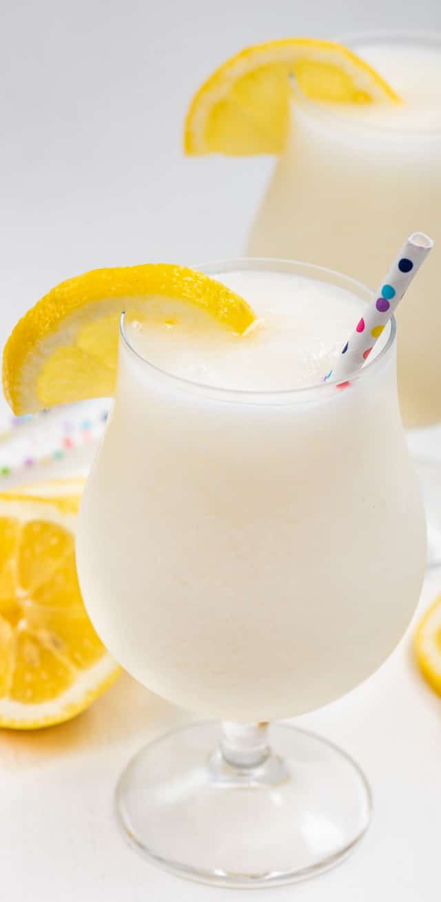 Limonada helada boozy lemonade in glass
